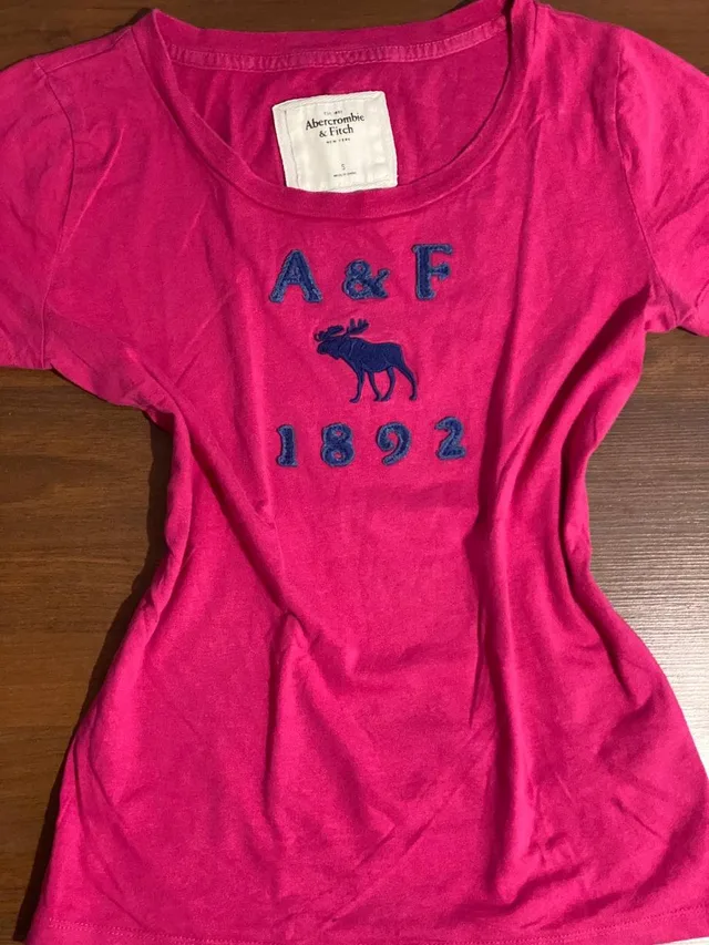 Футболка Abercrombie & Fitch с вышивкой