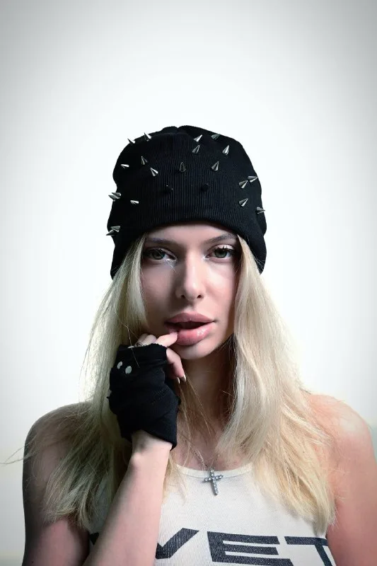 Шапка MIRARWEAR «BUR» с шипами